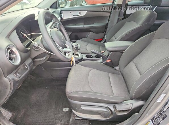 3KPF24AD9RE793574 2024 KIA FORTE Серебряный Вид салона спереди