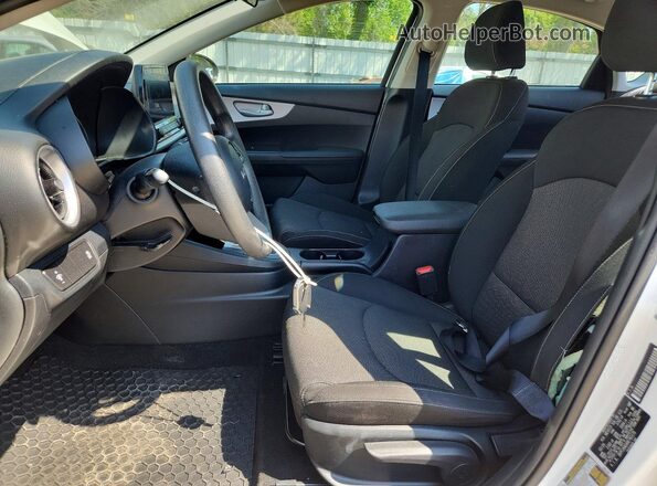 3KPF24ADXRE765170 2024 KIA FORTE Белый Вид салона спереди