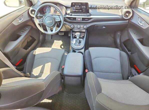 3KPF24ADXRE765170 2024 KIA FORTE Белый Вид панели приборов