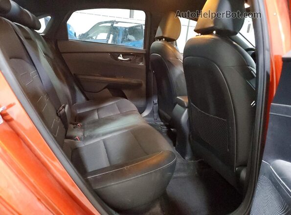 3KPF34AD2LE166672 2020 KIA FORTE Orange Widok tylnych siedzeń