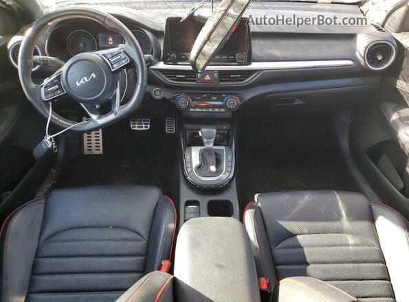 3KPF44AC0PE686699 2023 KIA FORTE Белый Вид панели приборов