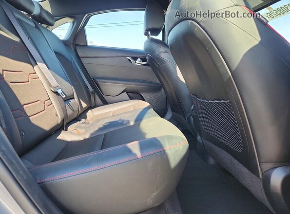 3KPF44AC1PE557385 2023 KIA FORTE Gray Widok tylnych siedzeń