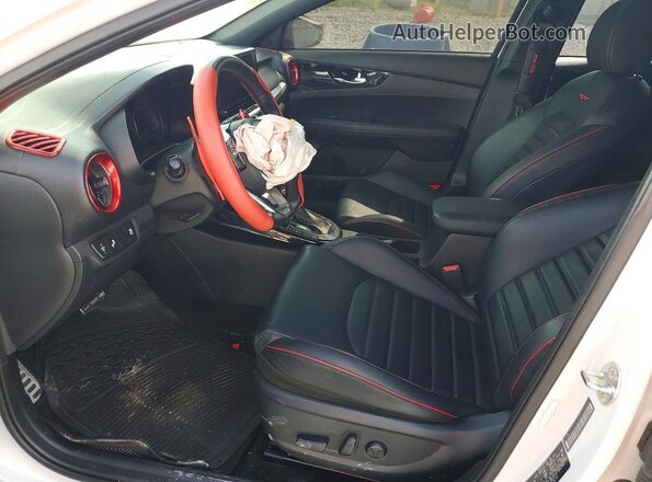 3KPF44AC8RE714719 2024 KIA FORTE White Widok wnętrza z przodu