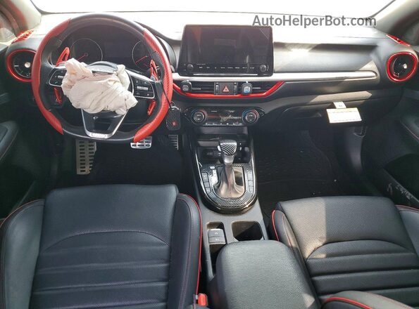 3KPF44AC8RE714719 2024 KIA FORTE White Widok deski rozdzielczej