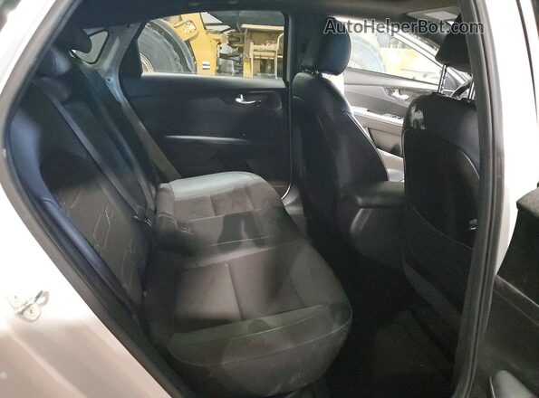 3KPF54AD0PE648377 2023 KIA FORTE White Vista de los asientos traseros