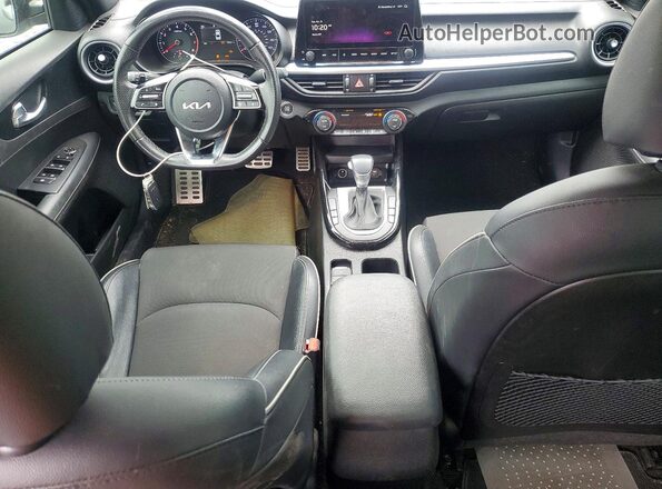 3KPF54AD4PE586241 2023 KIA FORTE Silver Widok deski rozdzielczej