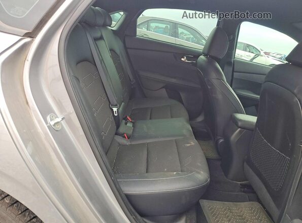 3KPF54AD4PE586241 2023 KIA FORTE Silver Widok tylnych siedzeń
