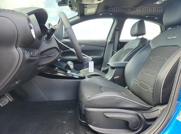 3KPF54AD5RE734481 2024 KIA FORTE Синий Вид салона спереди