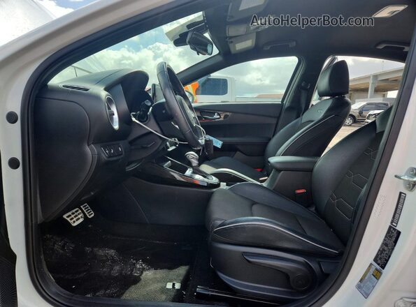 3KPF54AD5RE745108 2024 KIA FORTE White Widok wnętrza z przodu