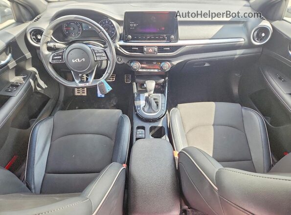 3KPF54AD5RE745108 2024 KIA FORTE White Widok deski rozdzielczej