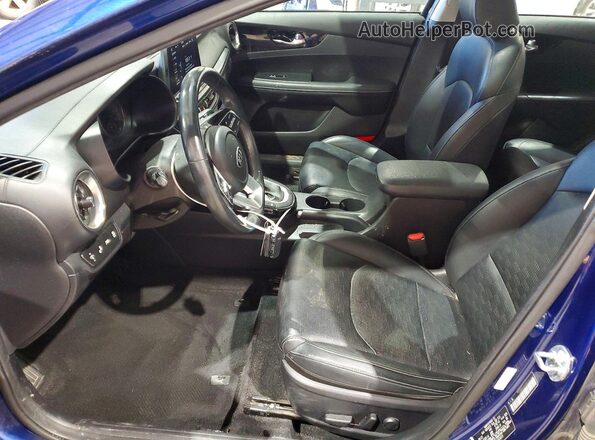 3KPF54AD6ME403515 2021 KIA FORTE Синий Вид салона спереди
