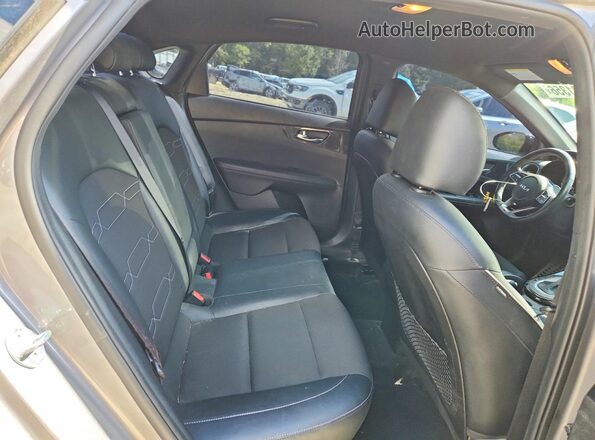 3KPF54AD7PE539172 2023 KIA FORTE Silver Widok tylnych siedzeń