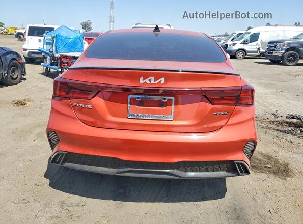 3KPF54AD7PE565593 2023 KIA FORTE Оранжевый Вид сзади
