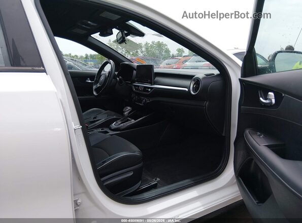 3KPF54AD8NE491730 2022 KIA FORTE Белый Вид салона спереди
