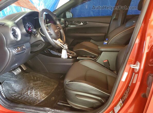 3KPF54AD9PE576790 2023 KIA FORTE Оранжевый Вид салона спереди