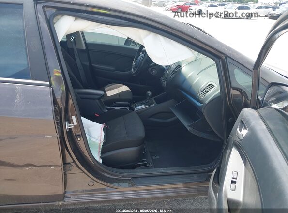 3KPFK4A72HE025962 2017 KIA FORTE Gray Widok wnętrza z przodu