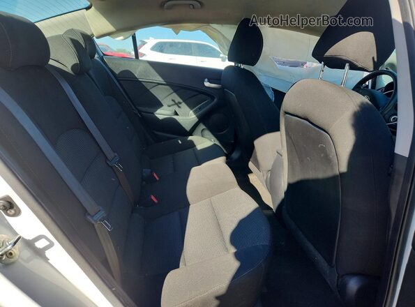 3KPFK4A73HE055665 2017 KIA FORTE Белый Вид задних сидений
