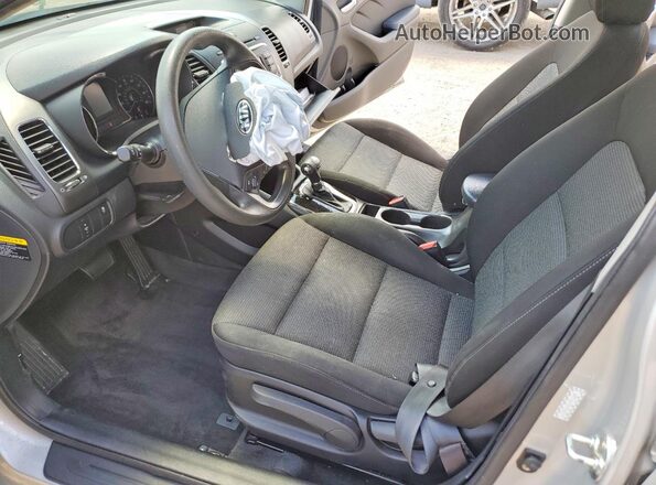3KPFK4A75HE068319 2017 KIA FORTE Серебряный Вид салона спереди