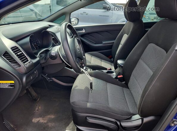 3KPFK4A76HE085565 2017 KIA FORTE Синий Вид салона спереди