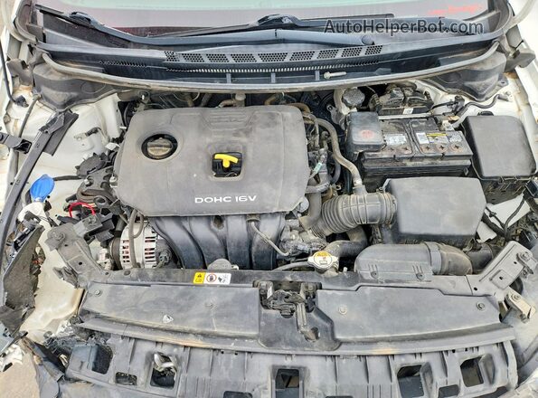 3KPFK4A76HE092984 2017 KIA FORTE White Widok wnętrza z tyłu