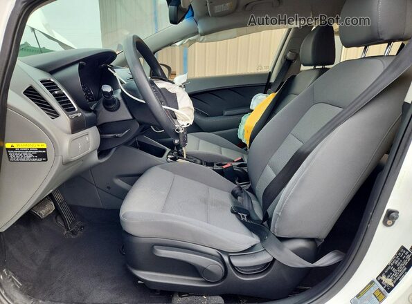 3KPFK4A76HE092984 2017 KIA FORTE White Widok wnętrza z przodu