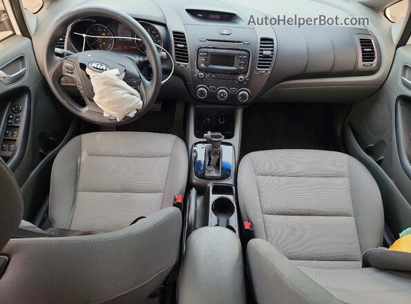 3KPFK4A76HE092984 2017 KIA FORTE White Widok deski rozdzielczej