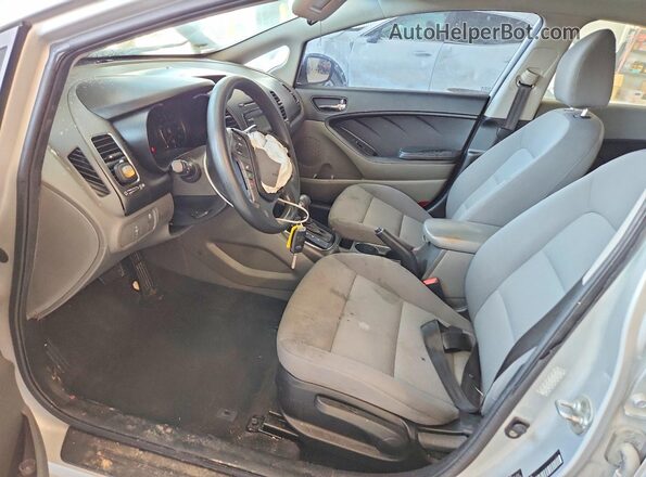 3KPFK4A77HE041204 2017 KIA FORTE Серебряный Вид салона спереди