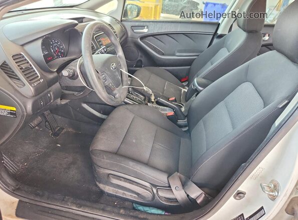 3KPFK4A79HE047134 2017 KIA FORTE Белый Вид салона спереди