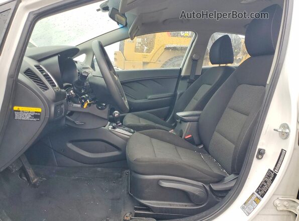 3KPFK4A7XHE094012 2017 KIA FORTE Белый Вид салона спереди
