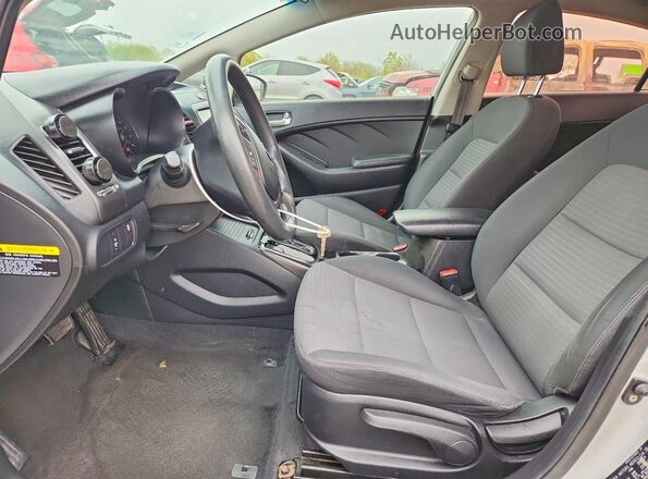 3KPFL4A73JE171192 2018 KIA FORTE Серебряный Вид салона спереди
