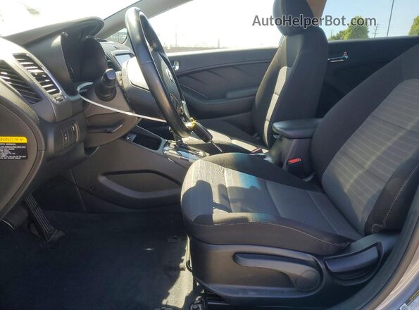 3KPFL4A74JE281829 2018 KIA FORTE Серебряный Вид салона спереди