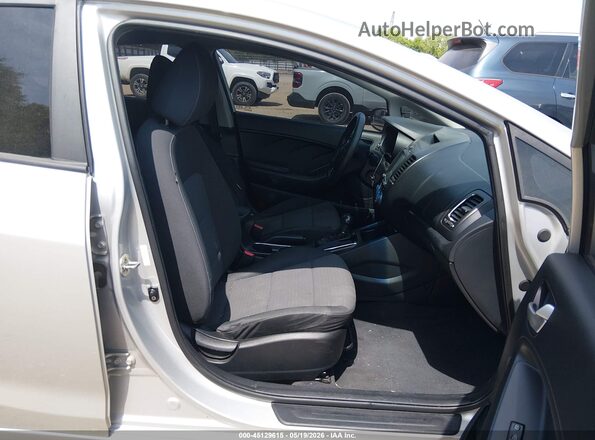 3KPFL4A78JE200461 2018 KIA FORTE Silver Vista interior delantera