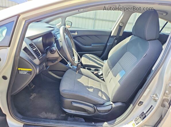 3KPFL4A7XJE214538 2018 KIA FORTE Серебряный Вид салона спереди