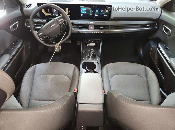 3KPFT4DE0SE089237 2025 KIA K4 Красный Вид панели приборов