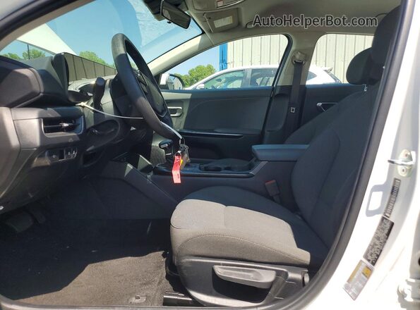 3KPFT4DE0SE118719 2025 KIA K4 Белый Вид салона спереди