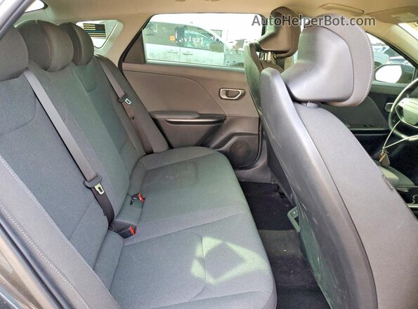 3KPFT4DE1SE090817 2025 KIA K4 Gray Vista de los asientos traseros