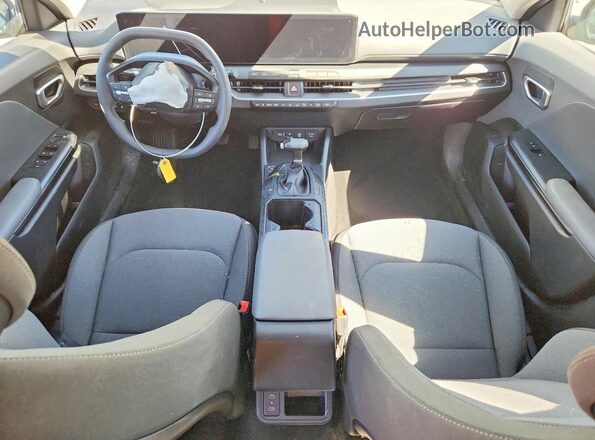 3KPFT4DE1SE200538 2025 KIA K4 White Vista del salpicadero