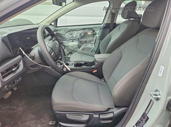 3KPFT4DE2SE042260 2025 KIA K4 Зеленый Вид салона спереди