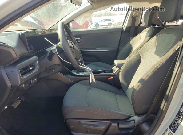 3KPFT4DE2SE096724 2025 KIA K4 Зеленый Вид салона спереди