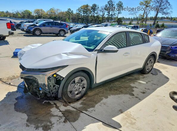 3KPFT4DE2SE157408 2025 KIA K4 Белый Передняя левая четверть