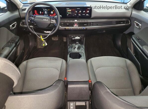 3KPFT4DE3SE006318 2025 KIA K4 Белый Вид панели приборов