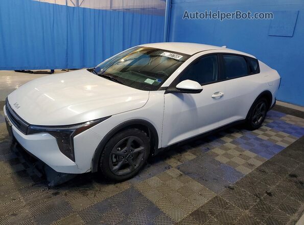 3KPFT4DE3SE006318 2025 KIA K4 Белый Передняя левая четверть