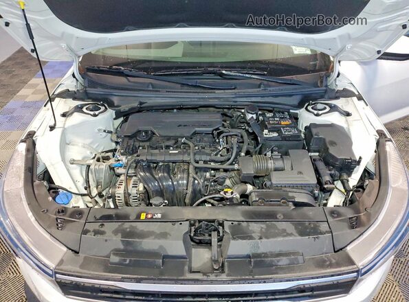 3KPFT4DE3SE006318 2025 KIA K4 Белый Вид задней части салона