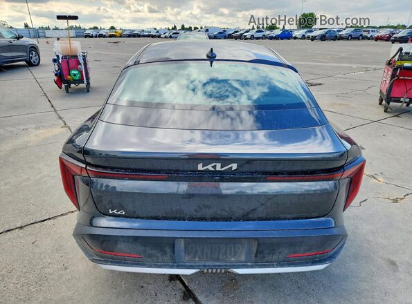 3KPFT4DE5SE065600 2025 KIA K4 Угольный Вид сзади