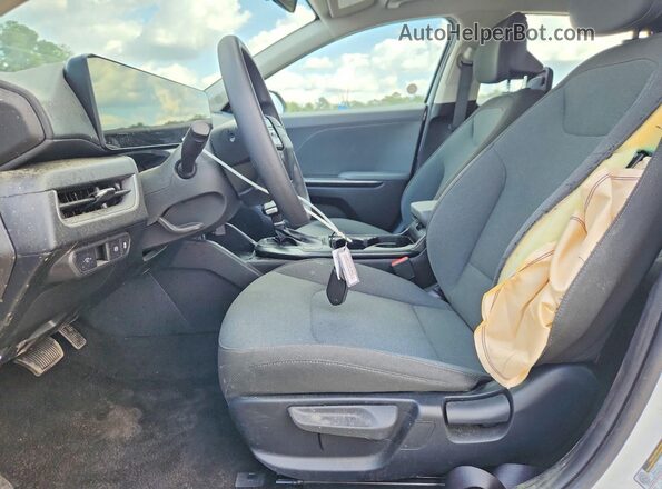 3KPFT4DE5SE093400 2025 KIA K4 Белый Вид салона спереди