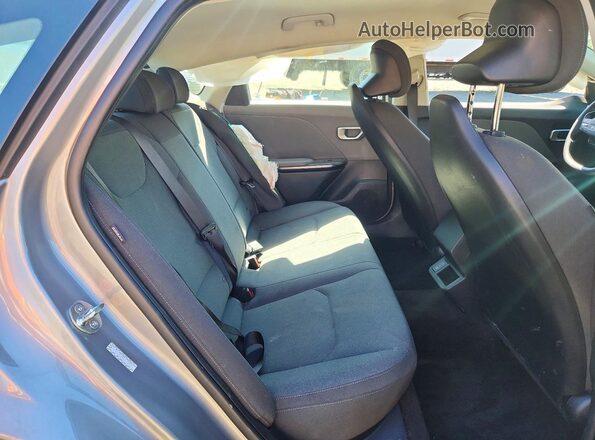 3KPFT4DEXSE020975 2025 KIA K4 Silver Vista de los asientos traseros