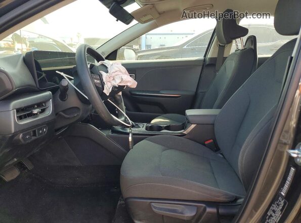 3KPFT4DEXSE083882 2025 KIA K4 Charcoal Widok wnętrza z przodu