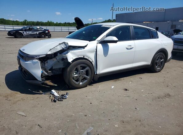 3KPFT4DEXSE138699 2025 KIA K4 Белый Передняя левая четверть