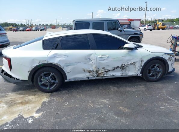 3KPFT4DEXSE225325 2025 KIA K4 White Widok z przodu