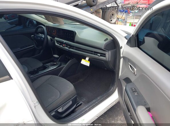 3KPFT4DEXSE225325 2025 KIA K4 White Widok wnętrza z przodu